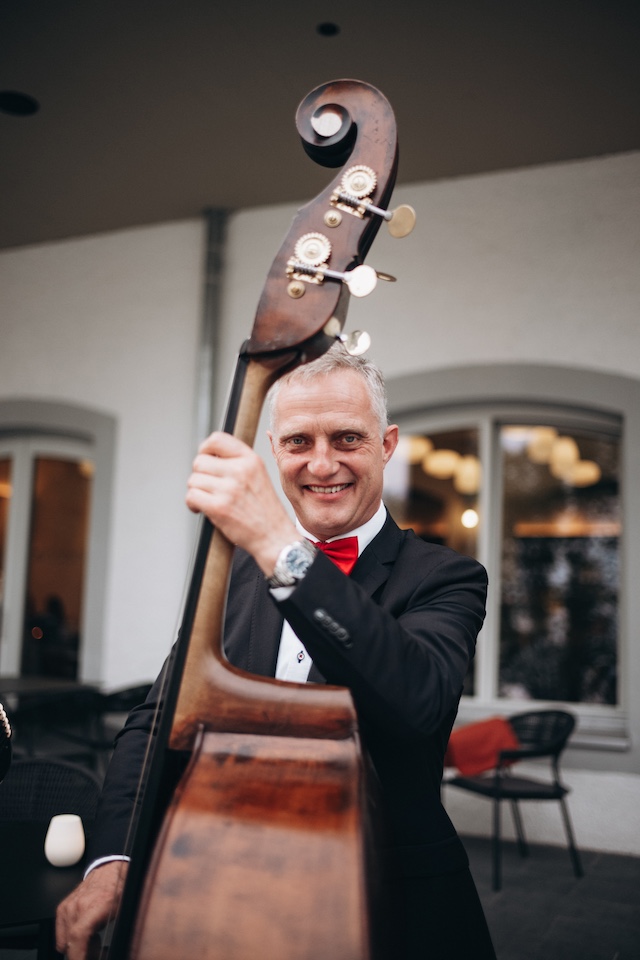 Ernst Netzer am Kontrabass mit der Musikgruppe Mangold3 aus Vorarlberg Musik vom Feinsten