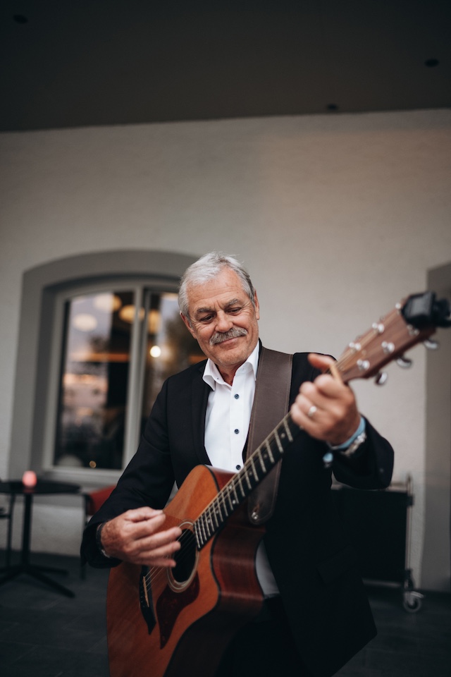 Elmar Mangold an der Gitarre der Musikgruppe Mangold3 aus Hörbranz Vorarlberg Musik vom Feinsten